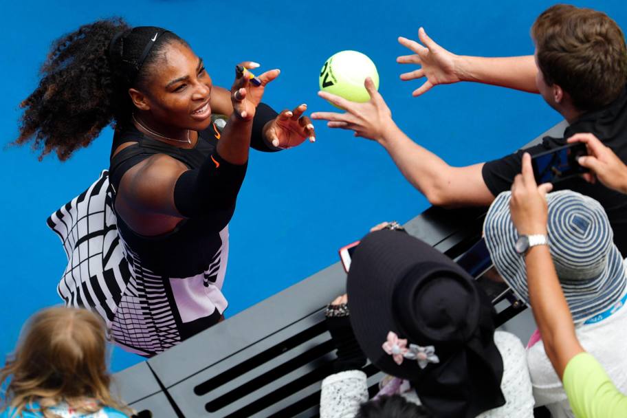 Serena Williams saluta i fans. (Epa)